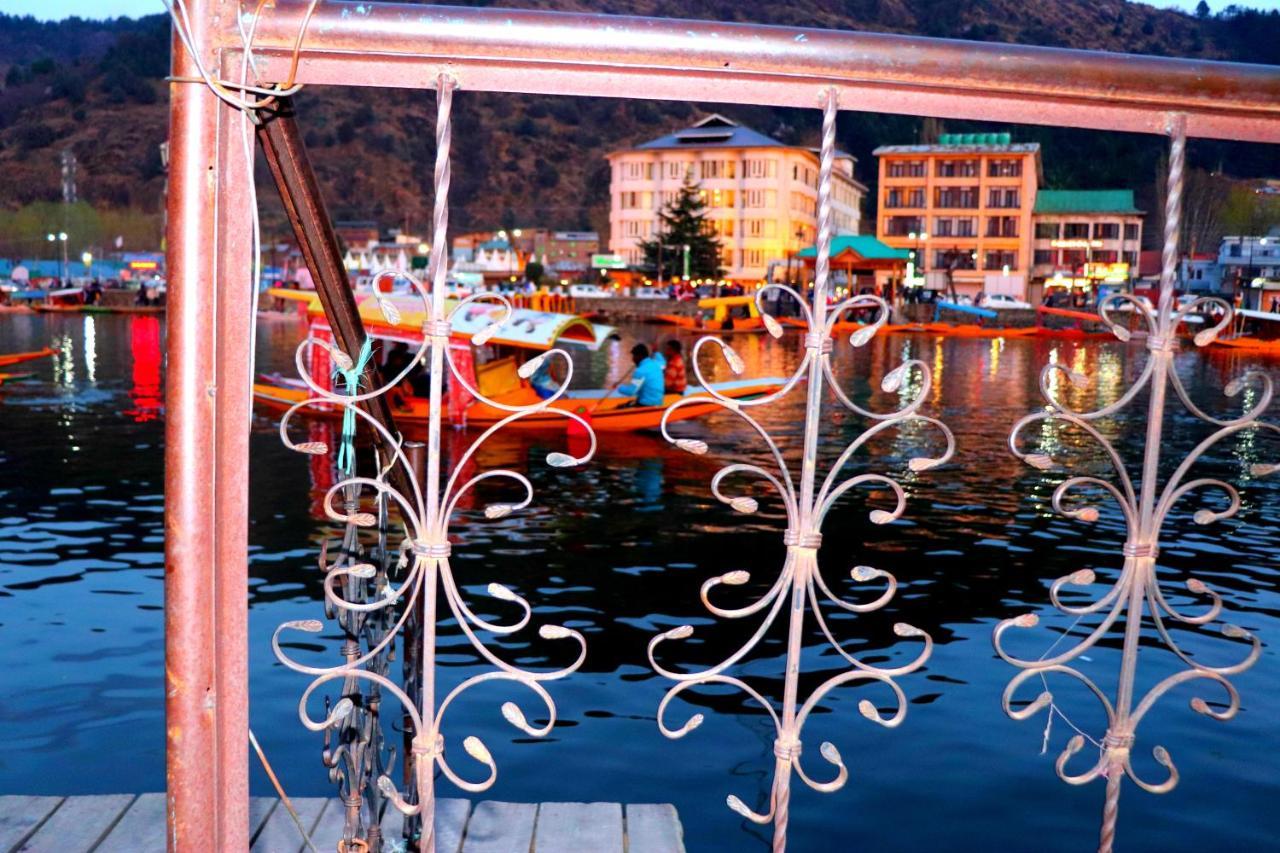 House Boat New Pala Palace Srīnagar Exterior foto