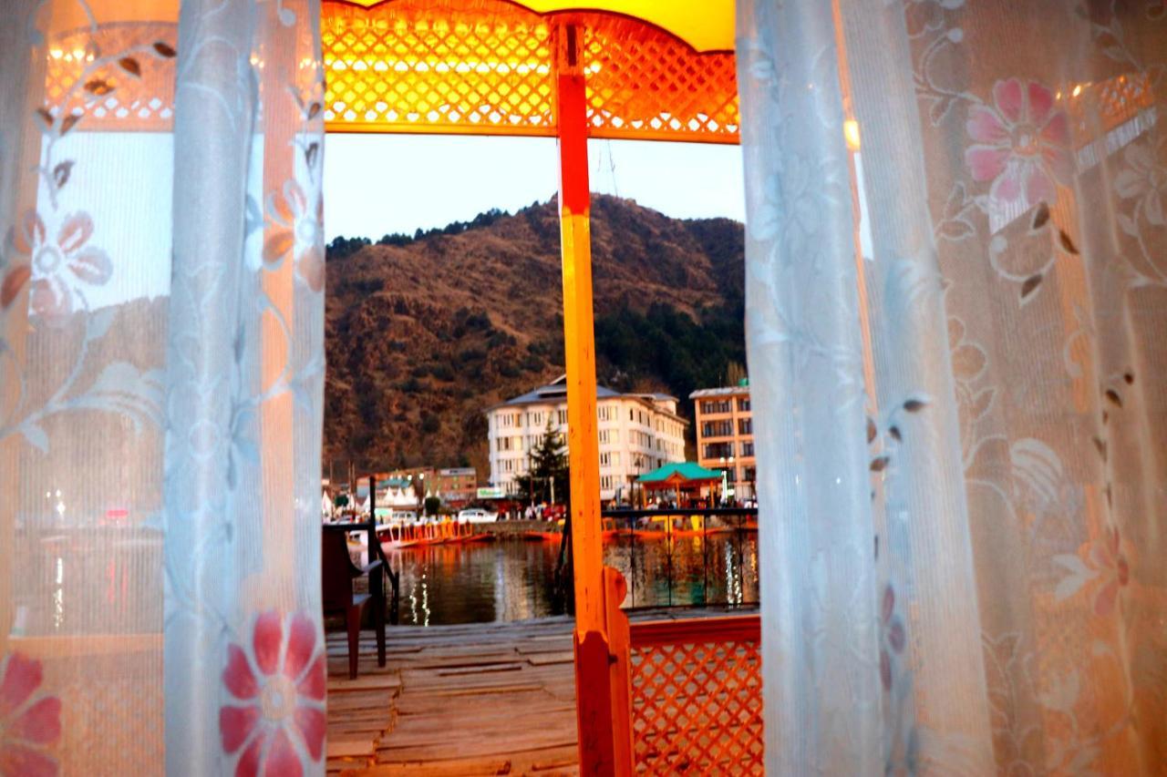 House Boat New Pala Palace Srīnagar Exterior foto
